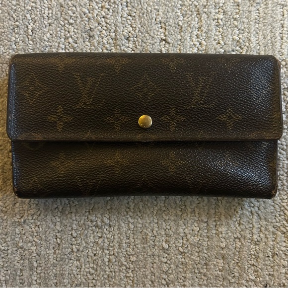 Louis Vuitton Handbags - Authentic Louis Vuitton Mono Sarah Wallet